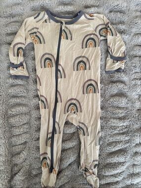 Bestaroo Beige Rainbow Footie One-Piece Pajamas with Zipper - size 3-6 months